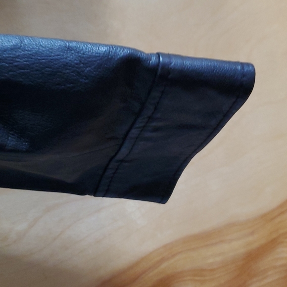 Fitted leather jacket. Princess seams. Scalloped front with snaps. - Picture 3 of 4